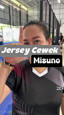Jersey cewek Mizuno, dipakai nya enak nyerap keringet dan gak bikin bau keringet. Pilihan warna nya juga banyak. #jersey #jerseycewek #jerseyolahraga #olahraga #bajuolahraga 