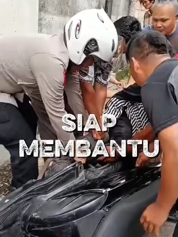 Anggota Polresta Bogor Kota yang sedang melintas menunjukkan kesigapan dan kepedulian ketika mendapati seorang pengendara sepeda motor mengalami kecelakaan tunggal di wilayah Kota Bogor. Kecelakaan tersebut diduga disebabkan oleh rem kendaraan yang mengalami blong. Melihat kondisi korban yang terjatuh dan membutuhkan pertolongan, anggota Polresta Bogor Kota segera menghentikan kendaraan dan memberikan bantuan. Tanpa menunda waktu, personel kemudian mengevakuasi pengendara tersebut ke klinik terdekat untuk mendapatkan pertolongan pertama. Tindakan cepat dan responsif ini merupakan wujud nyata pelayanan kepolisian kepada masyarakat, sebagaimana arahan Kapolresta Bogor Kota Kombes Pol Eko Prasetyo, S.H., S.I.K., M.H., agar anggota selalu hadir membantu warga dalam situasi apa pun, terutama yang membutuhkan penanganan darurat. Dengan kesigapan anggota di lapangan, diharapkan masyarakat dapat merasakan kehadiran Polri sebagai pelindung, pengayom, dan pelayan yang selalu siap membantu. Semoga korban segera pulih dan dapat kembali beraktivitas.