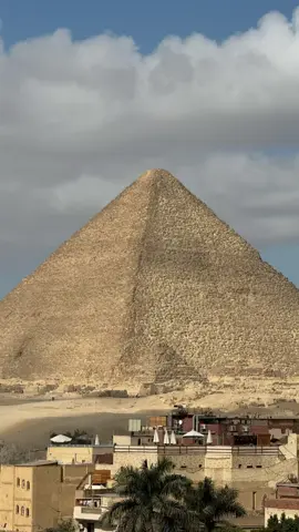 My first time seeing from afar the Giza Pyramids. What a magnificent view! 🇪🇬 #egypt  #giza  #gizapyramids  #dreamsdocometrue  #solotravel 