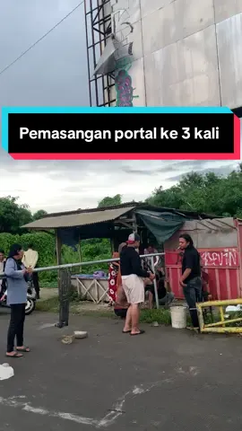 Pemasangan portal untuk kesekian kali nya ilok ini mau di rubuhin lg atuh arrayan arrayan kebangetan lu mah perusak bgt #arrayan #villakencanacikarang #sengketatanah 