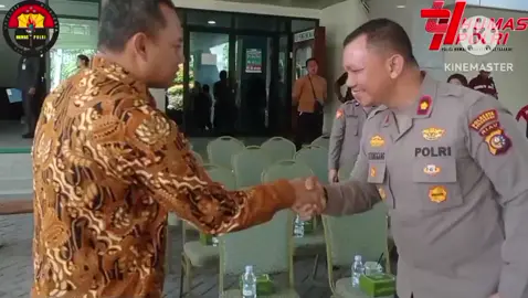 Green policing Polda Riau , Penanaman 21000 Pohon dalam Rangka Hari Pohon Sedunia 2025 Bertempat di Halaman BI ( Bank Indonesia) Jalan Jend Sudirman Kec.Sukajadi Pekanbaru oleh Polsek Sukajadi  Kegiatan Pemberian Bibit Pohon Diterima Langsung Oleh Deputi Perwakilan Bank Indonesia ( B I) Provinsi Riau Bapak Sunarso dan Penanaman di lakukan di Halaman Bank Indonesia #kapoldariau  #greenpolicing  #haripohonsedunia 