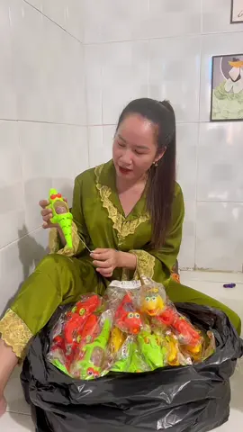 Đồ chơi cá sấu cho bé có nhiều màu có đèn chạy bằng dây cót  #dochoicasau #casaudochoi #dochoitreem #dochoichobe 