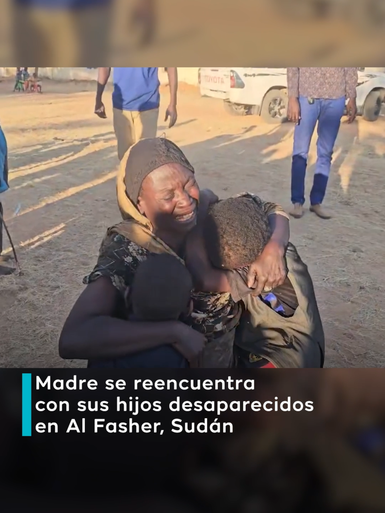 Una madre sudanesa se reencontró con sus dos hijos, a quienes había perdido entre el caos y la violencia desatada por las fuerzas paramilitares del RSF en Al-Fasher, al norte de Sudán. En medio de los combates y el desplazamiento forzado que han devastado la región, miles de familias siguen separadas sin saber si volverán a verse. Su historia es una excepción dentro de una tragedia que continúa. #trtespañol #parati #sudan