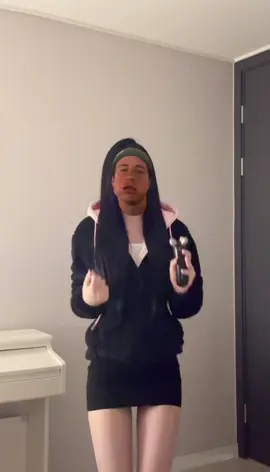 #제품협찬 얼굴형 때문에 고민이셨던 분들 주목!  맨날 사이드뱅으로 얼굴형 가리고 마스크로 얼굴 가리던 분들 많죠? 이젠 오드로이 중주파 마사지기로 예쁘게 관리해보세요! 저도 원래 얼굴형이 콤플렉스라 맨날 사이뱅으로 얼굴 가리고 다니고 사진 찍을 때마다 각도 찾느라 고생했어요🥺 근데 오드로이 중주파 마사지기 쓰고 나서 진짜 얼굴선이 정리되는 게 눈에 보이더라구요! 이게 단순한 마사지기가 아니라 중주파 진동으로 근육 깊숙한 곳을 자극해줘요! 그래서 일시적인 붓기 감소뿐만 아니라 근육 탄력과 리프팅 효과까지 같이 잡을 수 있어요 얼굴뿐만 아니라 바디라인 관리까지 가능해서 저는 승모근이랑 팔 라인에도 같이 쓴답니다! 특히 승모근은 조금만 풀려도 목이 훨씬 길어 보이고 어깨선이 예뻐져서 진짜 효과 체감 확실했어요! 얼굴뿐만 아니라 바디라인 관리까지 가능해서 완전 꿀템이에요! 특히 승모근 때문에 목이 짧아보이거나 어깨라인이 고민이셨던 분들께도 강력 추천! 부모님 선물용으로도 너무 좋아요💝 나이 들면서 생기는 눈가 주름, 처진 얼굴선까지 케어 가능해서 선물하면 진짜 좋아하실 거예요 저는 이거 쓰고 나서 진짜 얼굴형이 눈에 띄게 달라졌어요! 그리고 같이 구성되어 있는 모공수축크림이 완전 꿀이에요! 구매 시 같이 오는 모공수축크림으로 모공 면적, 부피까지 개선하면서 모공+피부결 관리도 한 번에 가능해요 마사지기 사용 후에 크림으로 마무리하면 모공 부피랑 면적이 눈에 띄게 줄어들고 피부결이 한층 매끈해져요 진동 세기도 3단계 조절이 가능해서 피부가 예민한 날엔 약하게 / 관리 빡세게 하고 싶을 땐 세게! 이렇게 조절하면서 쓰면 돼요 무엇보다 좋은 건 남자분들도 부담 없이 쓸 수 있다는 거예요! 요즘은 남자분들도 얼굴형, 모공, 승모근 관리 많이 하시잖아요? 이거 하나면 남녀 모두 얼굴형 + 모공 + 바디라인까지 올인원으로 관리 가능해요 저는 지금은 사이드뱅 없이도 사진 찍을 때 얼굴이 정리돼 보여서 진짜 자신감이 확 달라졌어요! 공주님들 왕자님들 이거 하나로 얼굴형부터 바디까지 전부 예쁘게 관리해요🤍  #중주파마사지기 #메이크업 #화잘먹 #올리브영추천템 ✅ 근육 자극에 효과적인 1.3kHz 중주파 에너지 트리플 모드 ✅ 화장품의 유효 성분을 효과적으로 전달하는 갈바닉 에너지 모드 ✅ 편리한 보관은 물론, 충전까지 가능하도록 설계한 크래들 ✅ 얼굴과 바디 모두 케어 가능한 마사지기 ✅ 눈가주름, 팔자주름, 불독살, 이중턱 개선에 효과적인 마사지기 ✅ 오드로이 블랙체리 모공수축크림과 함께 사용 시 - 모공면적 325.16% 개선 / 모공부피 324.74% 개선 ✅ 오드로이 카르노신 리프팅 세럼과 함께 사용 시 - 눈가주름 164.91% 개선 / 팔자주름 72.19% 개선