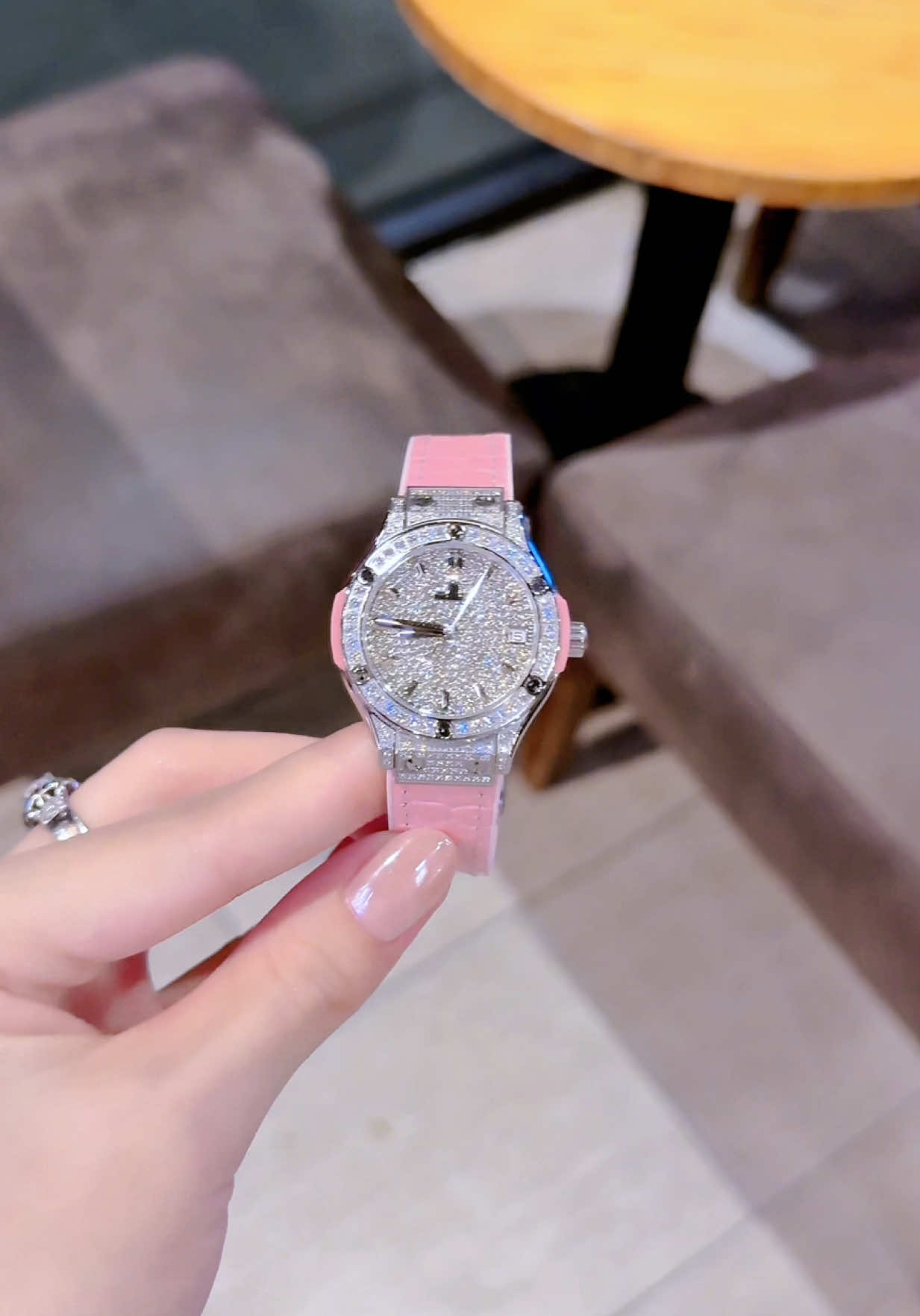 Hub hồng phấn full mặt đá lấp lánh sang lắm lun chị em ạ😍#xuhuong #xuhuongtiktok #donghonu #donghodep #vietnam 