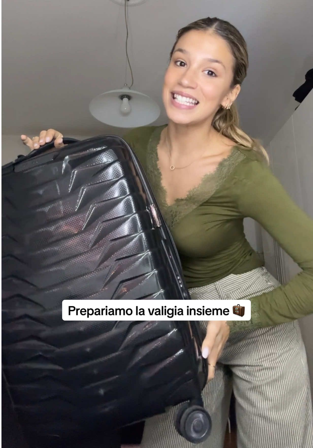 dite che ho dimenticato qualcosa ?😬 #packwithme #traveltips #travelessentials 