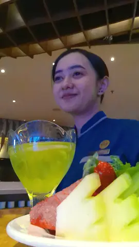 Senior vs junior waitress = harus sama memberikan pelayanan yang tulus ya gak sih 😊  #morazensurabaya #moragroup #waitress #hotelierlife 