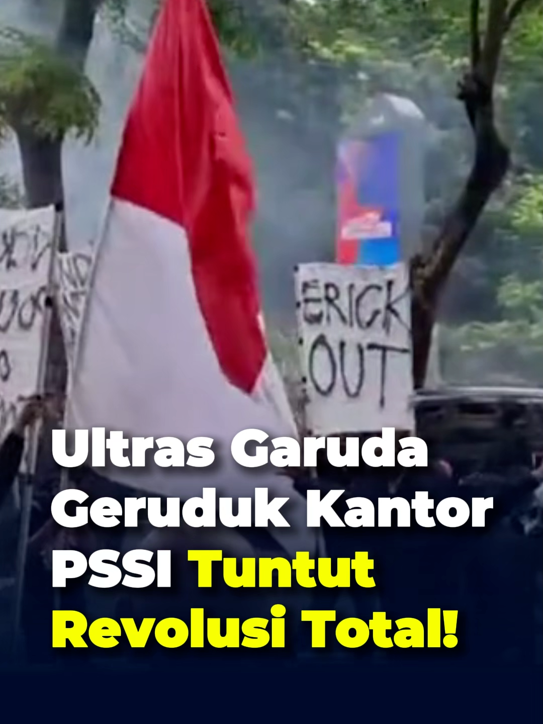 #PSSI, #ErickThohirOut, #UltrasGaruda, #TimnasIndonesia, #RevolusiPSSI, #SepakBolaIndonesia, #AksiSuporter, #GBKArena Ultras Garuda Geruduk Kantor PSSI Tuntut Revolusi Total! Kelompok suporter Timnas Indonesia, Ultras Garuda melakukan aksi demonstrasi di depan kantor PSSI di GBK Arena, Senayan, Jakarta Pusat, Jumat (14/11/2025) siang. Massa yang jumlahnya ratusan orang itu memulai aksi dengan melakukan long-march dari Jalan Gerbang Pemuda tepatnya di depan kantor TVRI. Massa yang menggunakan kaos serba hitam memulai aksi pada pukul 15.00 WIB. Mereka membawa sejumlah spanduk tuntutan.  Salah satunya menyangkut adanya revolusi total PSSI pasca-kegagalan ke Piala Dunia 2026. Selain itu ada pula spanduk yang menyuarakan agar Erick Thohir selaku Ketua Umum (Ketum) PSSI mundur dari jabatannya.