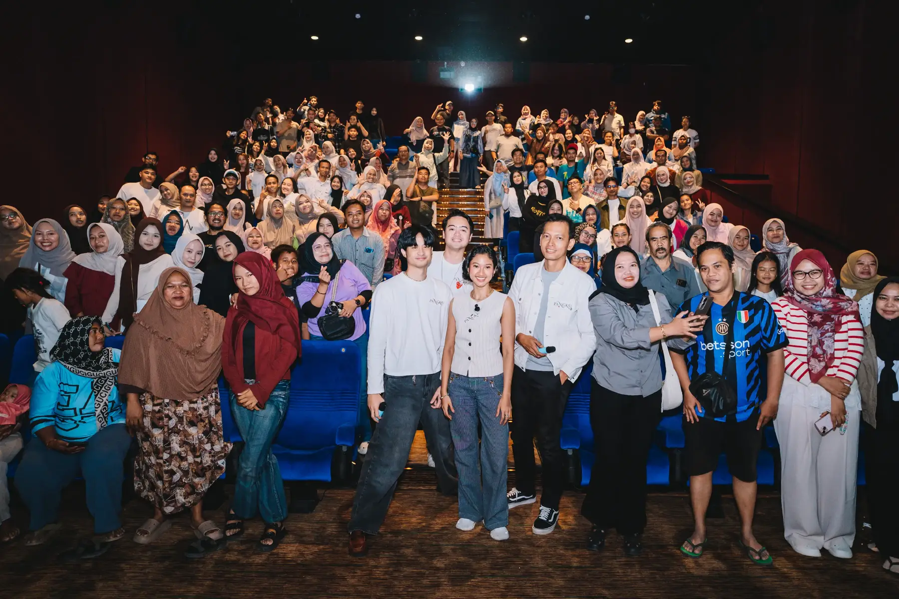 Nobar PANGKU rame banget, kursi aja sampai iri karena nggak diajak “dipangku”. 🤣🎬 Ikuti kisah Sartika yang hidupnya penuh drama, pilihan hidup, dan sedikit chaos… tapi tetap bikin penasaran! PANGKU sudah di bioskop—ayo nonton sebelum kamu ketinggalan!!! #filmpangku #pangku #xyzbca #fyp #fypシ゚ #fyppppppppppppppppppppppp #moots? 