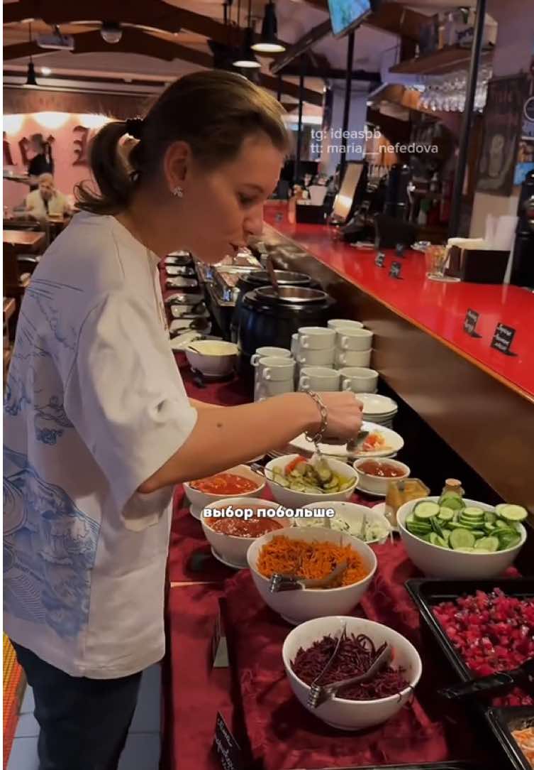 Еще один шведский стол до 400р в Питере. Тоже безлимитный и в этот раз даже с напитками 🔥  Это предложение на ланч по будням, стоит 390 р. Из плюсов — большой выбор: салаты, супы, соусы, гарниры и горячие блюда. Напитки, а к кофе даже есть молоко. На десерт — печеньки (да, не особо интересные, но они тут есть 😁).  Но есть нюансы. С одной стороны - мне очень зашла курица, ходила за ней еще. Было почти вкусно по меркам стандартного ланча в обычном кафе. С другой стороны - наггетсы.. это просто пи&дец( видели как из него выходит масло? Я его выплюнула, а такого со мной не было давно. Т.е. делаем вывод, что блюда могут попадаться прям не очень. А у нас всего 3 шанса найти вкусные)) В целом, мы поели плотно и с удовольствием. Но меня напрягает, когда в заведении есть настолько невкусные (лично для меня) блюда. По итогу: учитывая прайс и неограниченные подходы — огонь! Но я все еще считаю, что такие бюджетные предложения в первую очередь про «много», чем про «вкусно». Все сказанное выше мое личное мнение. Не стоит ориентироваться на него как на истину, может вам и понравятся наггетсы 😉 Ждем 1000 🤍 и с меня видео с нового шведского стола! #питер #ресторанспб #кафеспб #спбместа #кудасходитьвпитере #гдепоесть #петербург #санктпетербург #spb #piter 