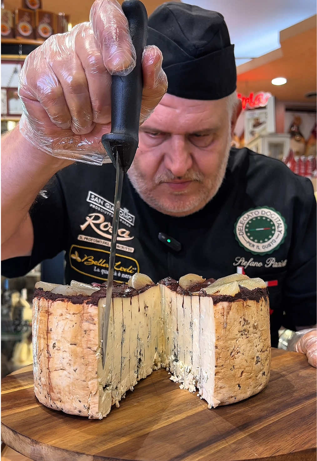 Il peccato di gola che non sapevi di desiderare: formaggio affinato con pera e cioccolato, dove eleganza e dolce tentazione si incontrano in un solo morso 🍐🍫 www.paciottisalumeria.it 📍Via Marcantonio Bragadin, 51/53 - Roma Tel. 06.39733646