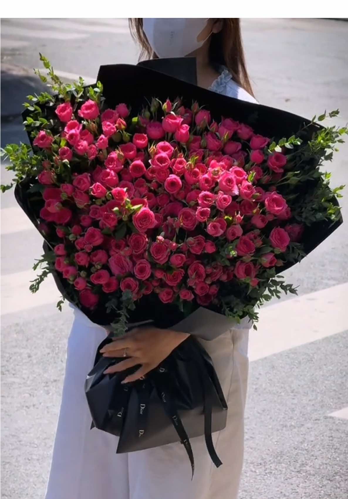 Dưới nắng sáng, bó hoa hồng lên màu rực rỡ nhất — giống như thương ai đó đủ đậm để không giấu được nữa. 🌺✨ To thì to đó, nặng thì nặng đó… mà thương thì vẫn muốn ôm thêm. #chamchamchohoa #hoaCuaNguoiGianDon #florist #viral #fyp 