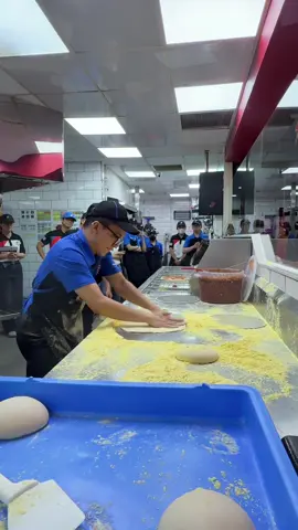 Phần thi của thí sinh đầu tiên - Thái Ngô: warm-up nhẹ nhàng mà làm ai cũng thót tym 💙 #dominospizza #fastest #pizzamaker #pizza #xuhuong @Thai Ngo 