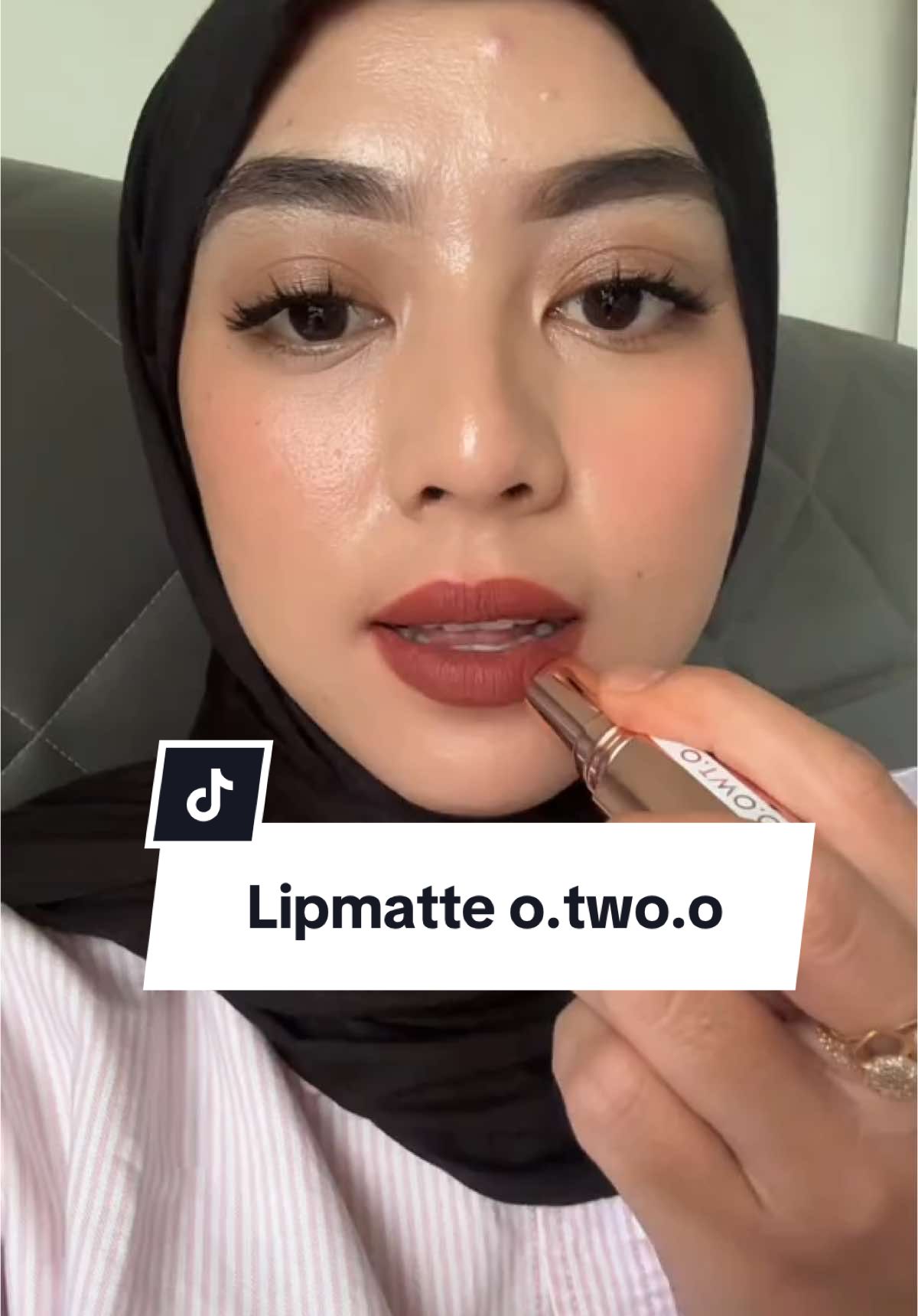 nyaman banget dipakenya, warnannya juga pigmented jangan lupa catet M21 #lipmatte #otwoo #lipstick #lipmatteviral #fyp 
