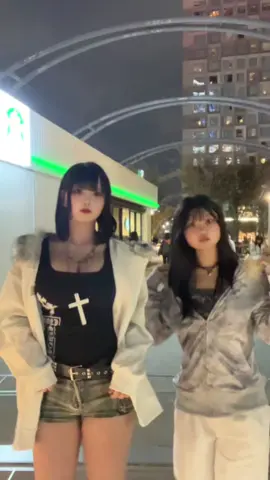 なんか今日2年生の時から巻いてんのに今日髪巻くなって副担任3人から呼び出されてめちゃ怒られた👎👎👎今更だろ💢💢 アイラインとか肌白くすんなって言われたけどしてねーよ そんなかわいかったッ？///♡ しばくで