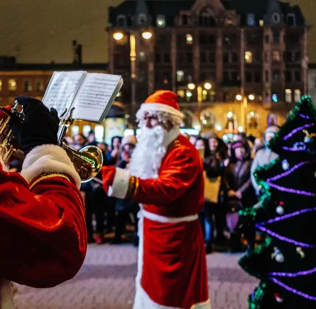 🌲St. Petersburg sắp đón Giáng sinh /  Chuyến tàu Giáng sinh sắp khởi hành! Giáng sinh sắp đến gần! Các hoạt động Giáng sinh tại St. Petersburg đã đến rồi! Quả thực, những sự kiện thú vị thường xuyên diễn ra tại thành phố này. Đừng bỏ lỡ nhé mọi người! Xe buýt DedMorobus🎅 sẽ một lần nữa lưu diễn tại St. Petersburg. Xe buýt DedMorobus là một phương tiện di chuyển kỳ diệu bởi hành khách trên xe là Ông già Noel và một dàn nhạc. Có lẽ, nó có thể được gọi là biểu tượng của đêm Giáng sinh và năm mới tại St. Petersburg. Ông già Noel sẽ dừng lại trên đường đi, biểu diễn những bản nhạc mừng năm mới tuyệt vời nhất và tặng quà! Không khí lễ hội tại đây vô cùng sôi động! Một trong những điểm nhấn chính năm nay là màn trình diễn Snow Maiden vào ngày 27 tháng 12. Lịch trình - Ngày 23, 25, 26, 26, 27, 28, 29, 30 tháng 12, từ 17:00 đến 21:00 - Ngày 24 tháng 12, từ 16:00 đến 20:00 - Ngày 31 tháng 12, từ 12:00 đến 16:00 Tuyến 1: Khởi hành từ trung tâm thương mại Gavrysky - Đại lộ Nevsky - Quảng trường St. Isaac - trở về Gavrysky Tuyến 2: Đảo Vasilyevsky #MayTrip #maytriplaca #Russia #merrychristmas #Stpetersburg 