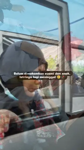 Innalillahi wa innailaihi rojiun. paccena mamo kodong belum dimakamkan suami dan anak. istri juga ikutan meninggal 🥲😭 📍Kecelakan di Jl. Poros malino mawang  #fyp #berandatiktok #makassartiktokers 