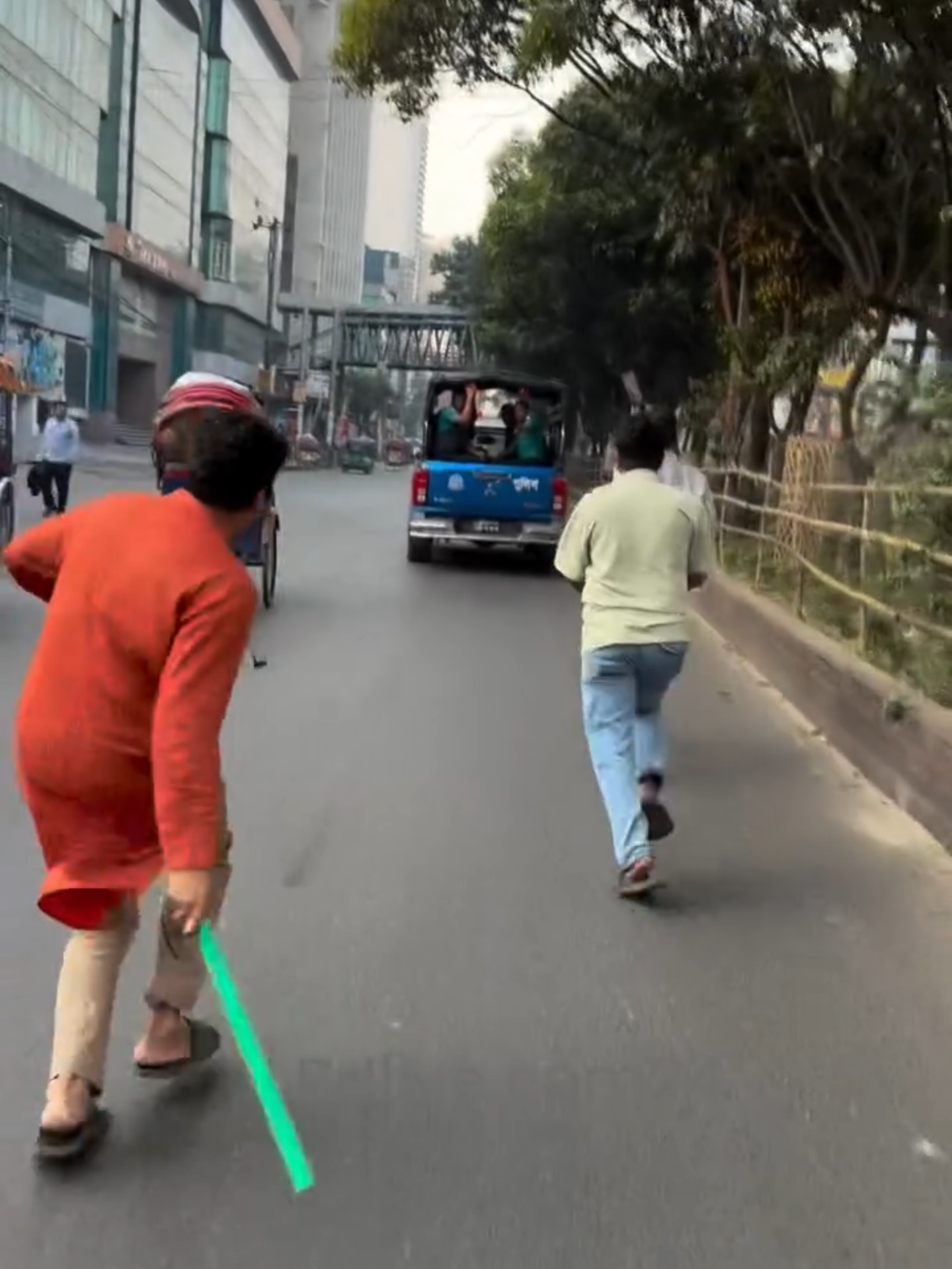 আওয়ামী লীগের নেত্রীকে আ‘ট‘ক করে দেওয়ার সময় পুলিশের গাড়ির পিছনে দৌড় দিলেন সাধারণ মানুষ