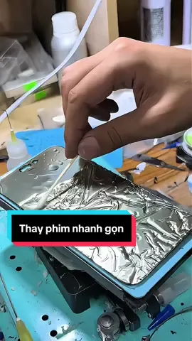 Công nghệ hiện đại việc sử lí flim phân cực màn hình cực đơn giản rồi ae nhé#suachuadienthoai#iphone15promax#fyp#repair 