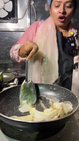 ভয়ংকর খোলাঝালি পিঠা। ভাইরাল সিমি আপু। #ultimatefoodbattle #WhatToEat #Tiktokvolgs #WhereToVisit #bangalifood 