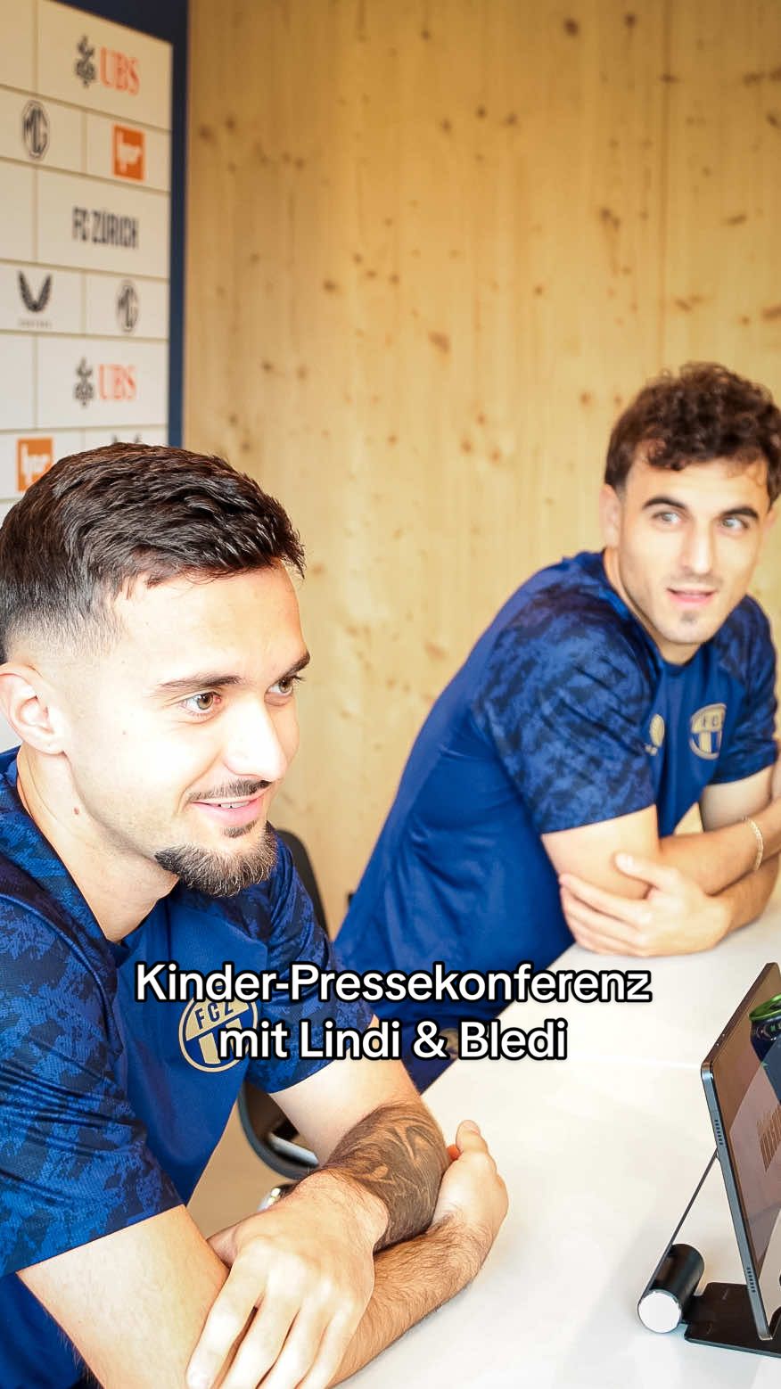 🎥 𝐁𝐞𝐬𝐭 𝐨𝐟 𝐊𝐢𝐧𝐝𝐞𝐫-𝐏𝐫𝐞𝐬𝐬𝐞𝐤𝐨𝐧𝐟𝐞𝐫𝐞𝐧𝐳 𝐦𝐢𝐭 𝐋𝐢𝐧𝐝𝐢 & 𝐁𝐥𝐞𝐝𝐢 ✨ Eigenbewertung ihres FIFA-Ratings, Emotionen zum Gnonto-Abgang und die grosse Frage: Wer ist besser im Gamen? 👀🎮 Beim nationalen Zukunftstag stellten sich Lindrit Kamberi und Bledian Krasniqi über 30 Minuten lang den neugierigen Fragen der 38 Kids im «Home of FCZ». 💙🤍 #fcz