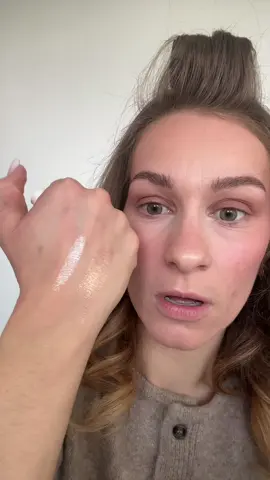 Les ombres à paupières en stick Essence… je crois que j’ai trouvé un nouveau coup de cœur 💕 Ce sont les Jelly Jewels Glitter Stick de @essence.cosmetics  Teinte 02 Diamond Dust✨ #makeup #eyeshadowstick #essencecosmetics #glitter #jelly 