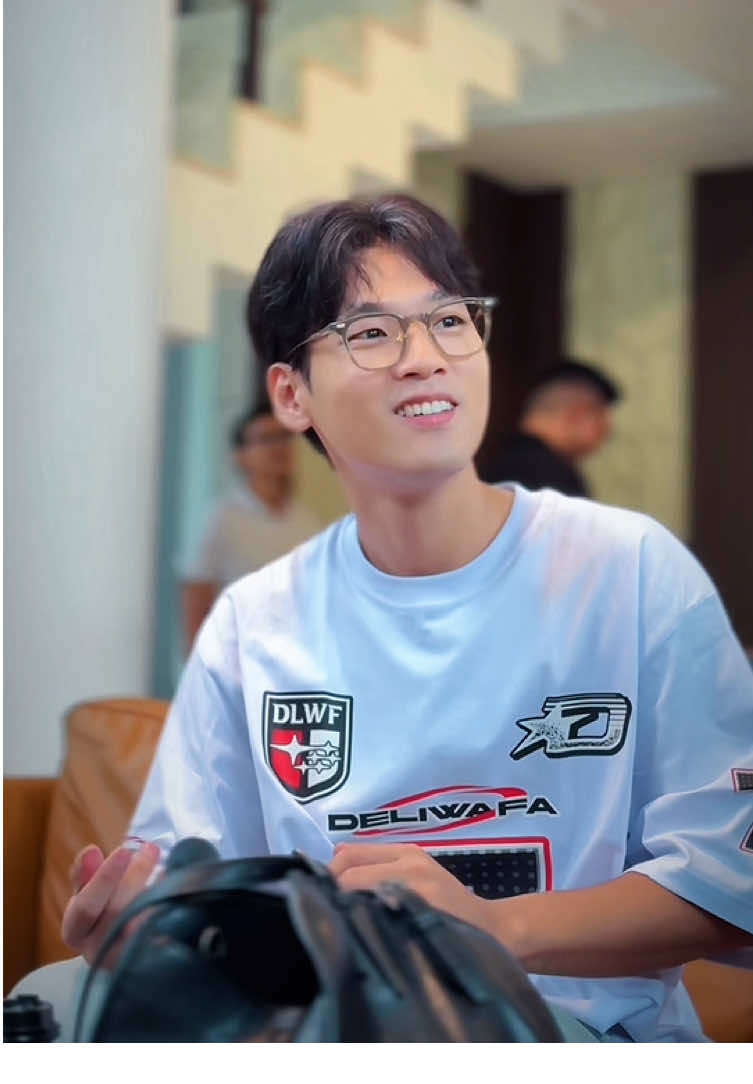 Duh terpesona banget sih sama appa yang satu ini😋😍 #deliwafastore #daehoon #aadaehoon #slowmo #kaosviral 