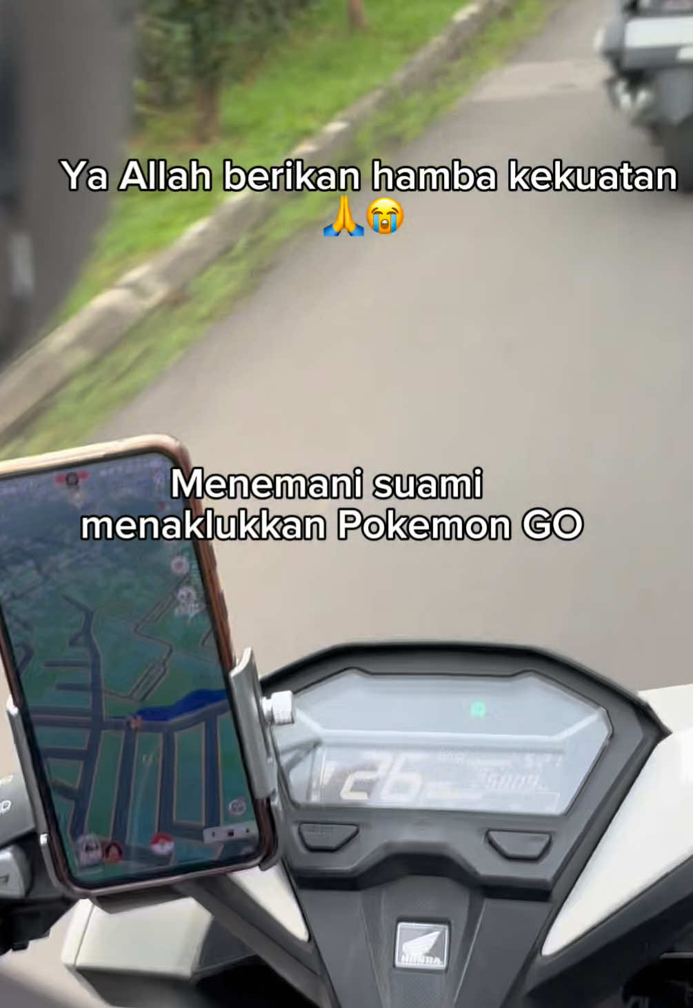 Satu tambah satu, POKEMON GO NOMOR SATU 😭😭😭🙏 toloong suami aku kecanduan pokemon go dikit-dikit berhenti nangkep pokemon 😭👊 kayak gini apa obatnya  #pokemon #pokemongo #pasutri #fyppppppppppppppppppppppp 