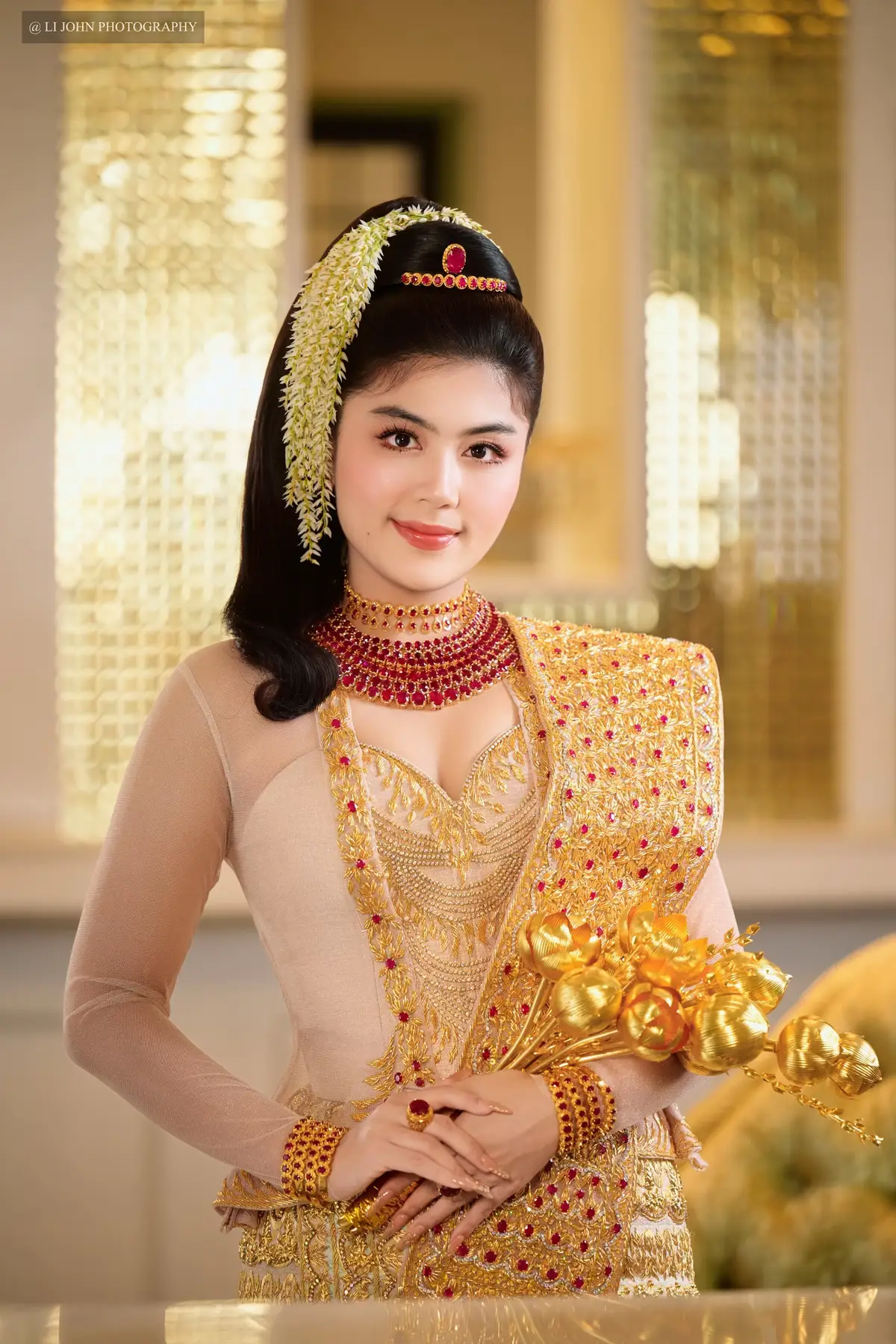 ကျက်သရေရှိစွာ ခမ်းနားလှတဲ့ ရွှေစင်ရွှေသား ၉ပိသာနဲ့ ပတ္တမြား ရတနာ စီခြယ်သောနေ့ 💫  သတို့သား မောင်ဟိန်းဝေယံ နဲ့ သတို့သမီး မစိုးပြည့်သဇင် တို့ရဲ့ ထိမ်းမြှားလက်ထပ် စုလျားရစ်ပတ် မင်္ဂလာအတွက် ကျက်သရေရှိတဲ့  မြန်မာထိုင်မသိမ်းလေး ဖန်တီးပေးထားပါတယ်  ပတ္တမြားတွေ စီချယ်ထားတဲ့ ပတ္တမြားပုဝါလေးရယ် ရွှေစင်ရွှေသား အနုစိပ်လေးနဲ့ ရွှေထမီလေးနဲ့  ရွှေသားအတိ ပဒုမ္ဗာလက်ကိုင်ပန်းလေးကို ခမ်းနား ပြီး ကျက်သရေရှိစွာ  ဖန်တီးပေးထားပါတယ်ဗျာ💫 💄Win Naing Oo 👗PAING PAING -MDY ပတ္တမြား ရတနာ  ထိပ်တန်းရွှေဘုရင်စိန်ရွှေရတနာဆိုင်  ရွှေစင်ရွှေသားWeint Fu Gold and Jewelry ဝိန့်ဖူးစိန်ရွှေရတနာဆိုင်င် Silk နန်းနွယ် ပိုးထည် 🌾Zan ye#designerpaingpaingmdy #fyp #foryoupage❤️❤️ #myanmartiktok🇲🇲🇲🇲 #