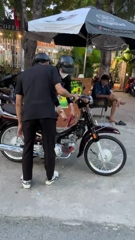 Đôi bạn trẻ dễ thương ủng hộ buổi chiều nhanh lẹ may mắn . Cảm ơn hai bạn nhiều 🥰🥰