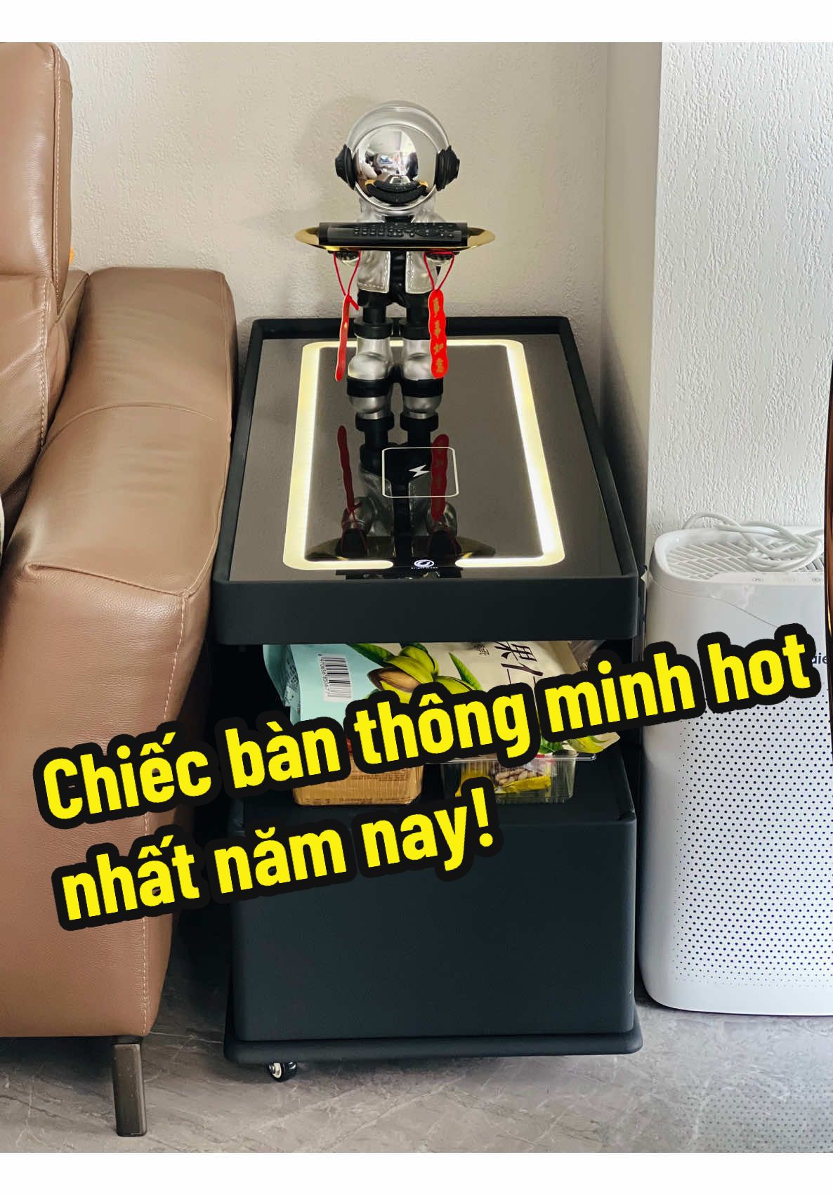 Bàn trà tích hợp sạc không dây, chống mèo cào, thiết kế tối giản – đặt đâu cũng sang xịn. Xem là mê ngay! #dendecor #dentrangtri #noithatthongminh #homedecor #gocchill 