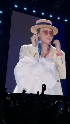 GD cười phọt nước miếng tại concert HN. các cưng sẵn sàng rồi nhưng tụi anh thì chưa.