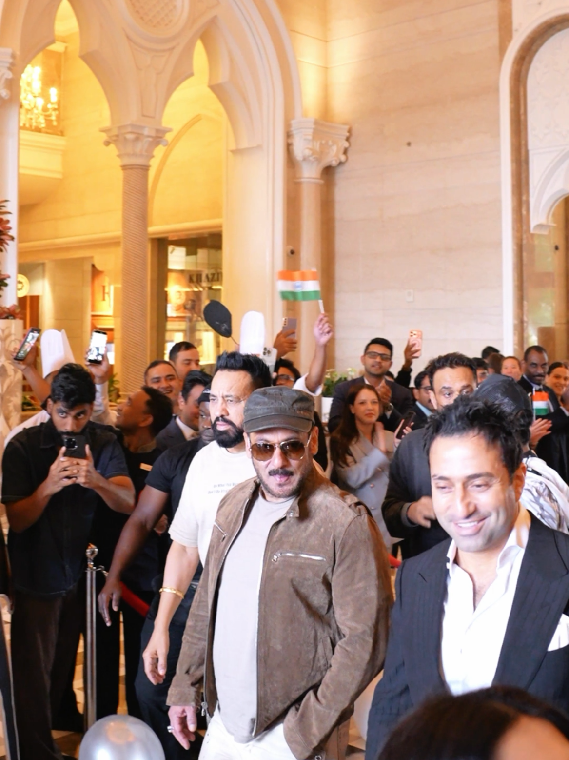 GRAND WELCOME BOLLYWOOD SUPERSTARS 🇶🇦 . . #salamkhan #tamannaahbhatia #jaclinefernandez #prabhudeva #sunilgrover 