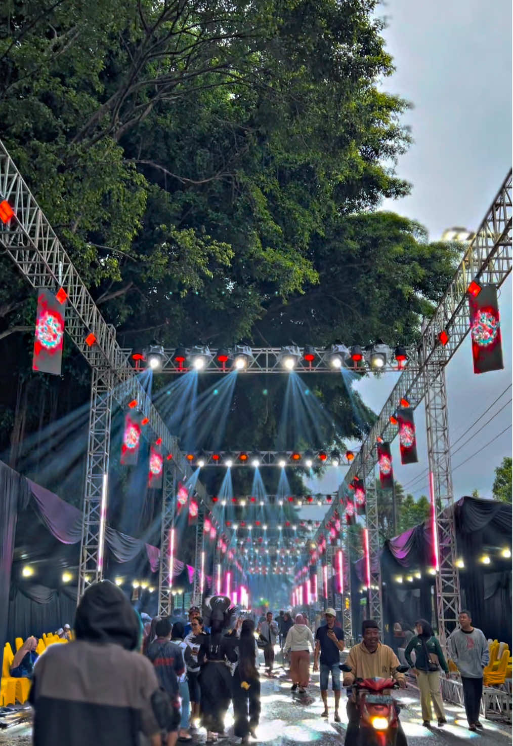 Panggung penghormatan termegah🔥 @LKI PRODUCTION @STAR_LIGHTING💫  #karnavalgondanglegi #pesonagondanglegi #malang24jam #viralfyp #fyp 