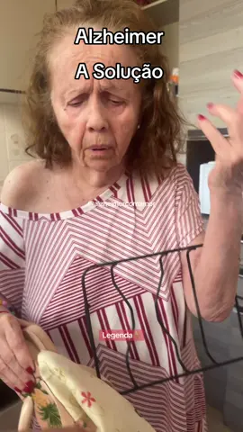 Quem convive com Alzheimer sabe: do nada eles pegam tudo que veem pela frente… e não largam por nada.  Por aqui, a Maria Emília fica até brava se a gente tenta tirar algo da mão dela. E hoje o kit foi: a grade do fogão, meus chinelos e uma garrafa PET. Tudo junto, tudo dela. Aí entra a arte do improviso: peguei uma bolsa, disse que íamos juntas ‘pra casa’, guardar tudo direitinho. Assim ela sente que está participando, que nada está sendo tirado dela; e eu consigo resolver sem estresse, sem conflito e com muito respeito. No fim, tudo na bolsa, paz restaurada… e seguimos😌✌🏽 #alzheimer #idosos #cuidadocomamor 