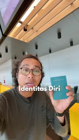 Mau check-in di bandara? Siapin identitas diri ya. Gak harus KTP, SIM juga boleh, bahkan paspor pun bisa dipakai buat penerbangan domestik. Dokumen ini dipakai petugas buat verifikasi bahwa yang terbang itu beneran kamu, bukan orang lain yang nebeng identitas. Jadi sebelum ke counter, pastiin identitasmu gampang dijangkau… biar proses check-in cepet, lancar, dan gak bikin antrian makin panjang ✈️ Follow @inimasabi buat informasi seputar penerbangan dan teavel lainnya buat kamu 🙌🏻
