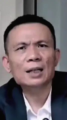 Rismon Hasiholan Sianipar, tersangka dalam kasus dugaan pencemaran nama baik terkait tudingan ijazah palsu Presiden ke-7 Joko Widodo, menyatakan akan menuntut balik Polri dengan gugatan senilai Rp126 triliun. Ancaman gugatan itu akan dilayangkan apabila penyidikan terhadap dirinya terbukti tidak berdasar atau direkayasa. Dalam pernyataannya kepada wartawan, Kamis (13/11/2025), Rismon menegaskan dirinya tidak gentar menghadapi proses hukum yang tengah dijalankan. #rismonsianipar #jokowi #ijazahpalsu #polri #fyp 