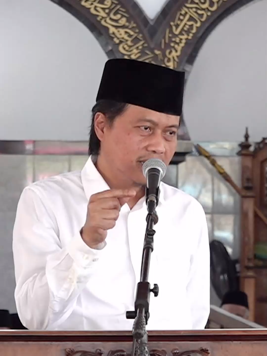 Kita tidak pernah tahu, di antara hamparan ibadah yang kita jalani, sholat yang kita dirikan, puasa yang kita tahan, sedekah yang kita keluarkan, atau munajat malam yang kita bisikkan, ibadah mana yang akan dipilih oleh Allah untuk diangkat menuju langit-Nya. Kita beramal, namun hanya Allah SWT yang menilai. Bahkan Imam Al-Ghazali, lautan ilmu yang dalamnya tak terselami, tidak memperoleh kedudukan mulia di akhirat hanya karena tumpukan ilmunya atau panjangnya ibadahnya. Dikisahkan, pada suatu hari ketika beliau sedang menulis, seekor lalat kecil yang hinggap di ujung penanya. Dengan tenang lalat itu minum dari tinta yang menetes perlahan. Dan Imam Al-Ghazali, dengan hati penuh rahmat membiarkannya. Tidak ia halau, tidak ia ganggu. Ia biarkan makhluk kecil itu menikmati setetes rezekinya hingga ia terbang kembali dengan puas. Siapa sangka, justru kelembutan kecil itu yang mungkin tak terlihat besar di mata manusia yang menjadi amalan paling berharga di sisi Allah SWT. Mengantarkan beliau kepada kenikmatan yang abadi. Sebagian dari kalian mungkin meragukan kisah tersebut. Namun hikmahnya bahwa sebanyak apa pun amal yang kita kumpulkan, setinggi apa pun usaha kita, pada akhirnya hanya Allah yang menentukan amal mana yang diterima dan dijadikan sebab keselamtan. Kita berusaha, namun keputusan tetap milik-Nya. #fypage #fyppppppppppppppppppppppp #fypシ゚ #fypp #gusyusufchudlori #gusyusuf