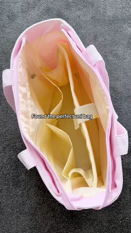 This might be the best tote bag for school! 👜🫶🧸 It’s got so many pockets, and the laptop compartment is perfect (it fits 16-inch laptops!). Have you seen the key holder? Super useful so you never lose your keys! And there’s so much room for all your books and accessories. The outside is also waterproof so it doesn’t get drenched in the rain! #whatsinmybag #packwithme #schoolbag #besttotebag #collegebag