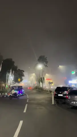 Batu dan kabut selalu bikin rindu. #alunalunbatu #kotabatu #hujan #kabut #fyp 