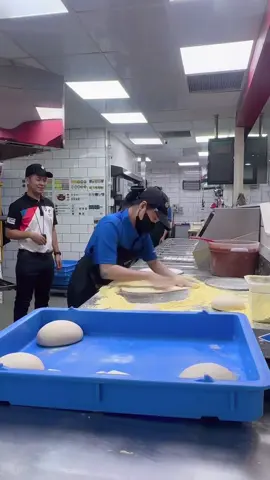 Phần thi của thí sinh thứ 7 - Trà Lê: chốt series bằng màn tốc độ không thể tin nổi 🍕😱❤️‍🔥#dominospizza #fastest #pizzamaker #pizza #viral 