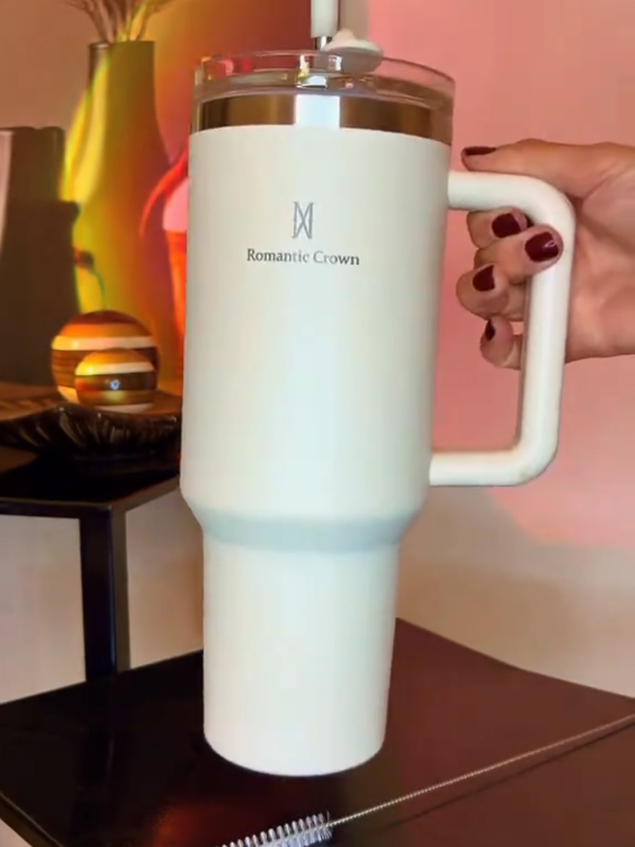 Dica da PRI 🙏🏼🛍️  ROMANTIC CROWN Copo Térmico Inox Portátil 1200ml/1.2L Garrafa Térmica Inoxidável com Tampa e Canudo.  cole o ID CBR-VSY-GUS na aba de pesquisa da shopee ou clica no  link do perfil do tik tok 🙏🏼🛍️🔗 #copo #copotermico #romantic #crown 