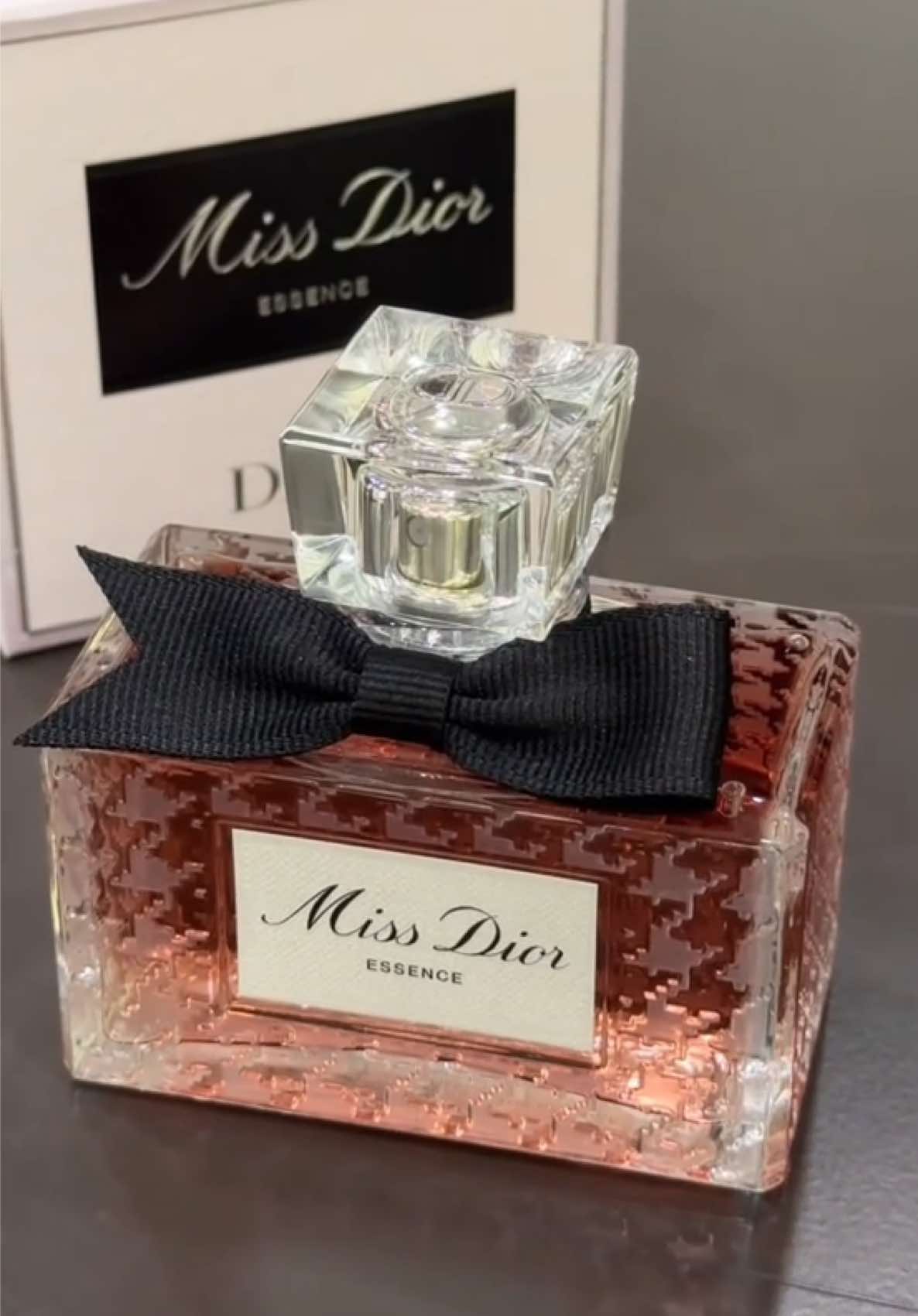 Một chút nữ tính, một chút kiêu kỳ, hòa cùng nét quyến rũ và sự sang trọng tinh tế mang dấu ấn Dior. Miss Dior Essence - biểu tượng của vẻ đẹp nữ tính thế hệ mới. #annora #dior #missdior #unboxing #fyp 