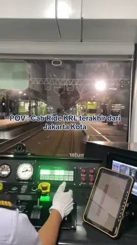 Jakarta pelan-pelan menutup hari. Lampu kantor padam, langkah para pekerja mengecil, dan kereta malam ini mengantar lelah kembali ke rumah #jakarta #commuterline 