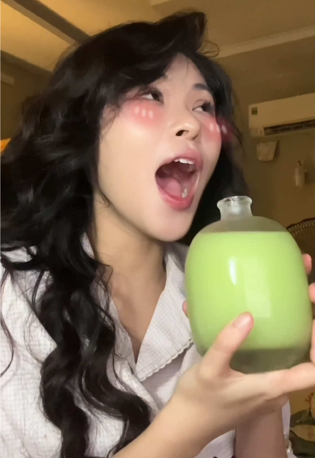 #j4f Review chi tiết: Gụ rất thơm mùi cốm, hậu vị ngọt, hơi cay, hơi đắng, siêu nồng. Nói chung là ngon, nhưng nặng đô quá, với đứa ko biết uống như mình thì hơi khó uống. Biểu cảm của mình trên clip ý là z đó chứ không phải chê bai gì đâu 😅  Ban đầu, mình nghe mùi cồn hơi nặng, nhưng bên @Làng Mơ - Tửu thủ công vừa nhắn tin cho mình bảo đó là mùi đặc trưng của MEN LÁ, có thể khiến mình thấy nồng lúc mới mở nắp, KHÔNG PHẢI mùi cồn pha. Cho nên các bạn yên tâm mua về nhâm nhi nhé (nhưng ko nên gụ bia nhiều) 😋 Lần sau mình sẽ thử gụ mơ má đào 😋😋 