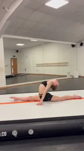 Acro Combo 💪🏻  @AcroPAD @Nike  #NikePro #acro #Tumble #tinyacrobat #strong 