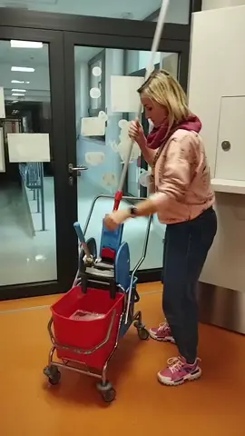 @iRobot Polska ☺️ ja motywuję,a on sam wraca do bazy 🙃  #piatek #robot #tiktokviral #sprzatanie 