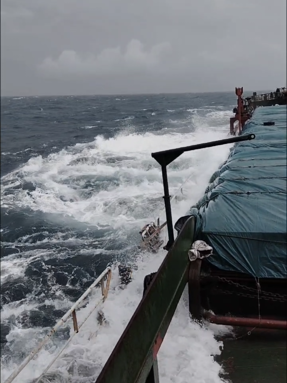 Musim Barat #pelautindonesia #pelaut #kulikapal #seamantiktok 