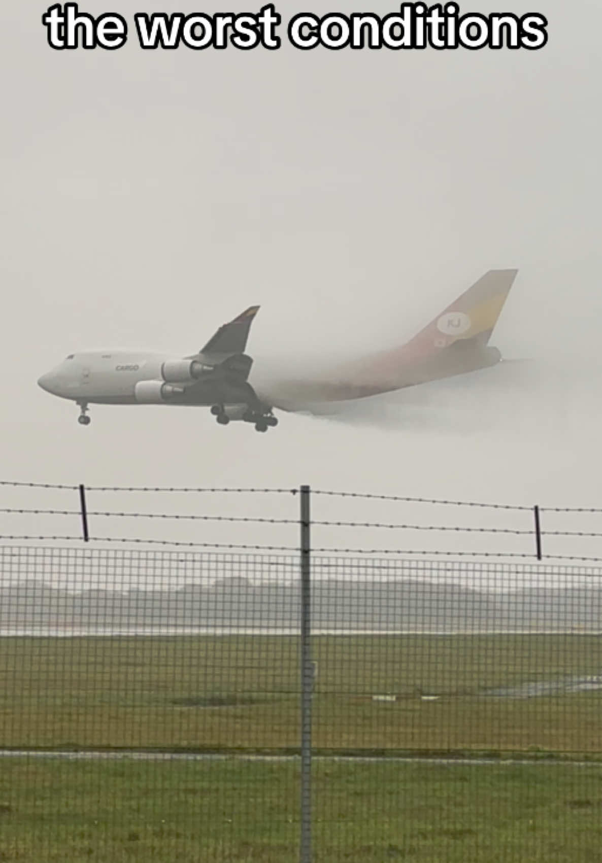 The art of an IFR approach with a 747 in the worst visibility conditions #747 #aviation #viral #storm #fyp @thatonelhrspotter²⁰¹¹ @jm0r30 