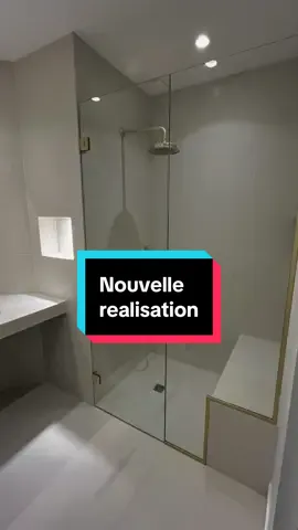 Élégance & sur-mesure Pare-douche en verre sécurit 10 mm, découpe millimétrée et laiton brossé pour un look chic et durable. Chaque détail est pensé pour une salle de bain pratique, esthétique et unique. 👉 Un projet sur-mesure ? Contactez notre équipe ! #miroiteriedusudouest #verresurmesure #paroi #decointerieur #salledebain 